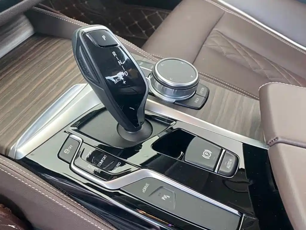 BMW 5 Series New Energy 2020 — фото 10