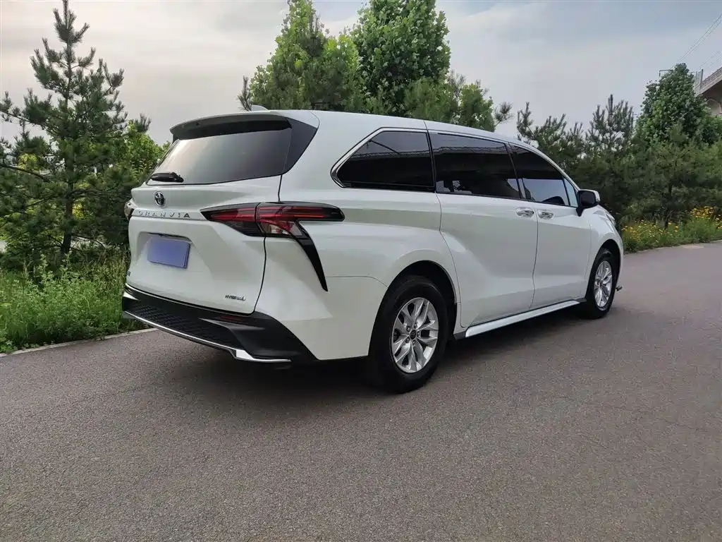 Toyota Granvia 2023 — фото 23