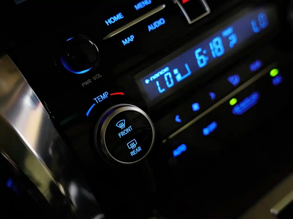 Toyota Alphard 2023 — фото 12