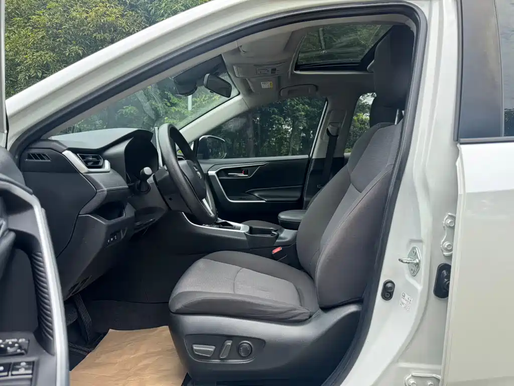 Toyota RAV4 2023 — фото 10