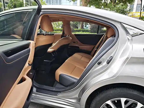 Lexus ES 2023