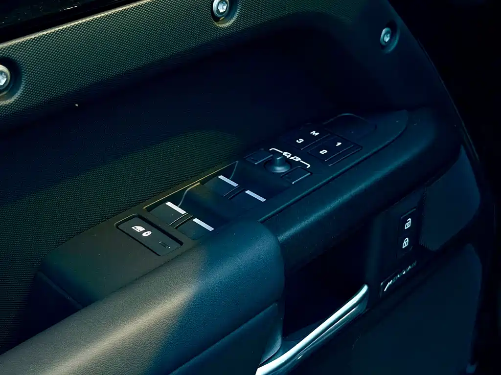 Land Rover Defender 2025