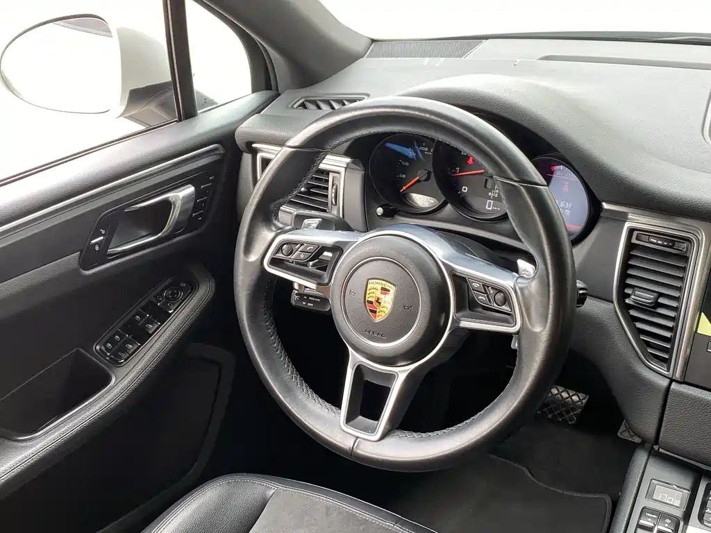 Porsche Macan 2018 — фото 13
