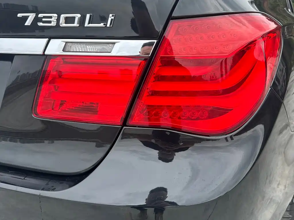 BMW 7 Series 2011 — фото 9