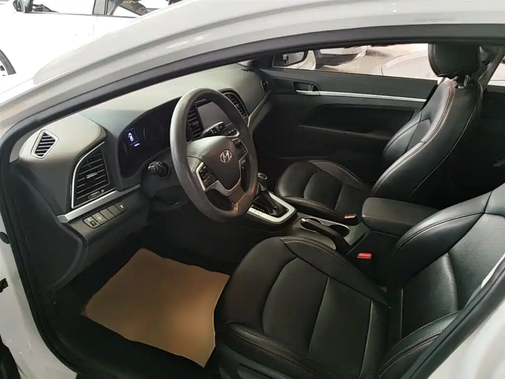 Hyundai Elantra 2018 — фото 16