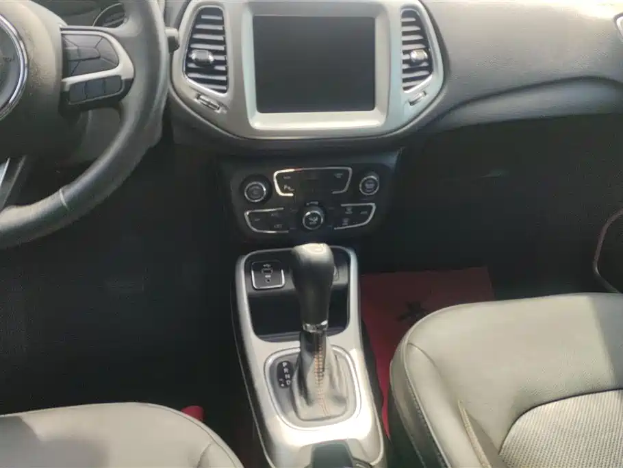 Jeep Compass 2017 — фото 13