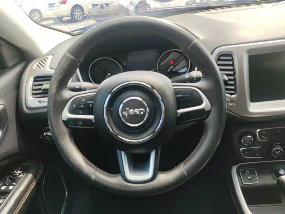 Jeep Compass 2017 — фото 15
