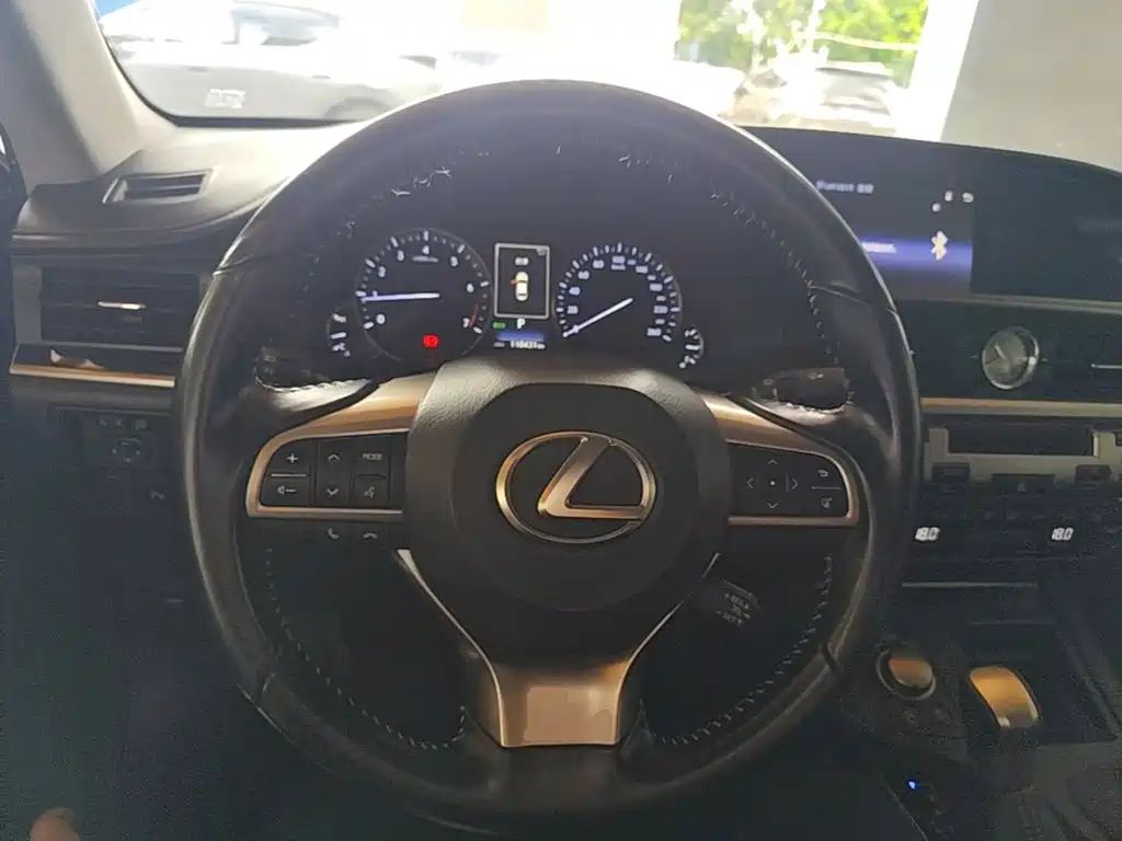 Lexus ES 2016 — фото 11