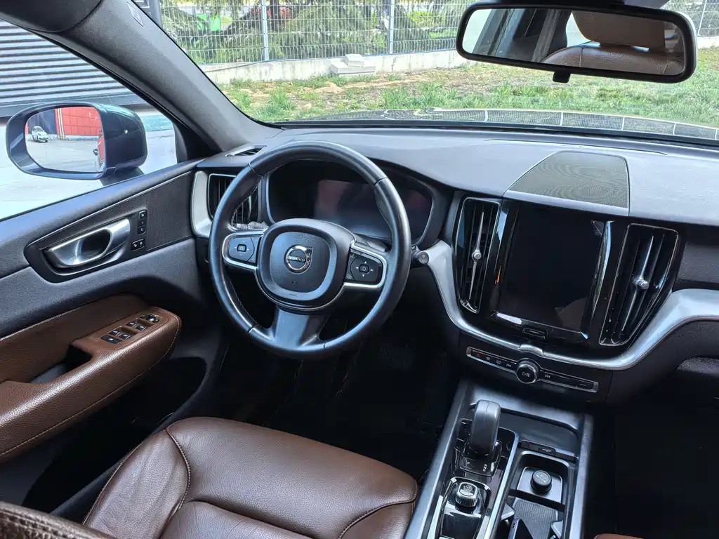 Volvo XC60 2022 — фото 10