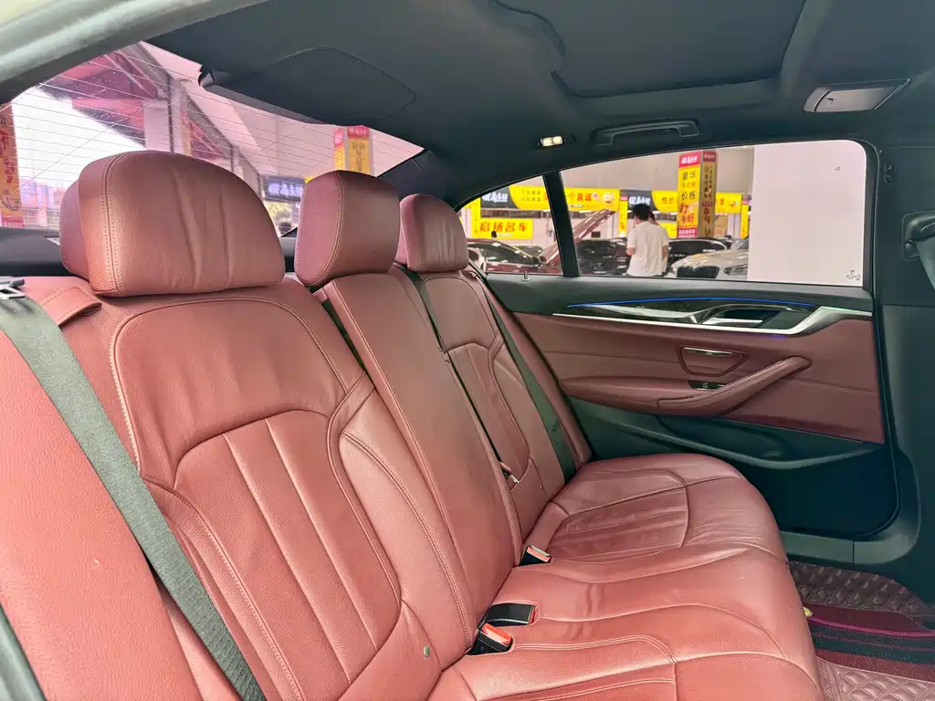 BMW 5 Series 2019 — фото 11