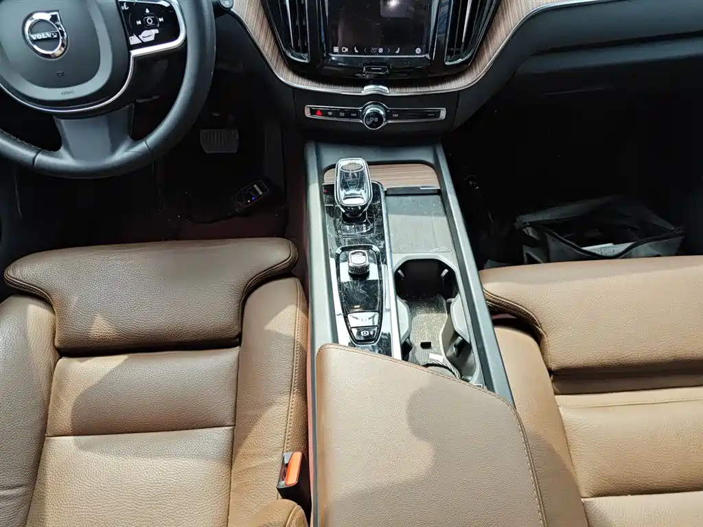 Volvo XC60 2023 — фото 9