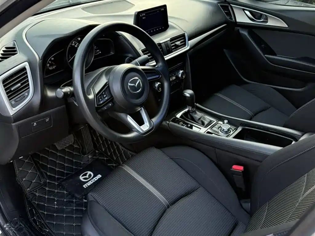 Mazda 3 Axela 2018 — фото 12