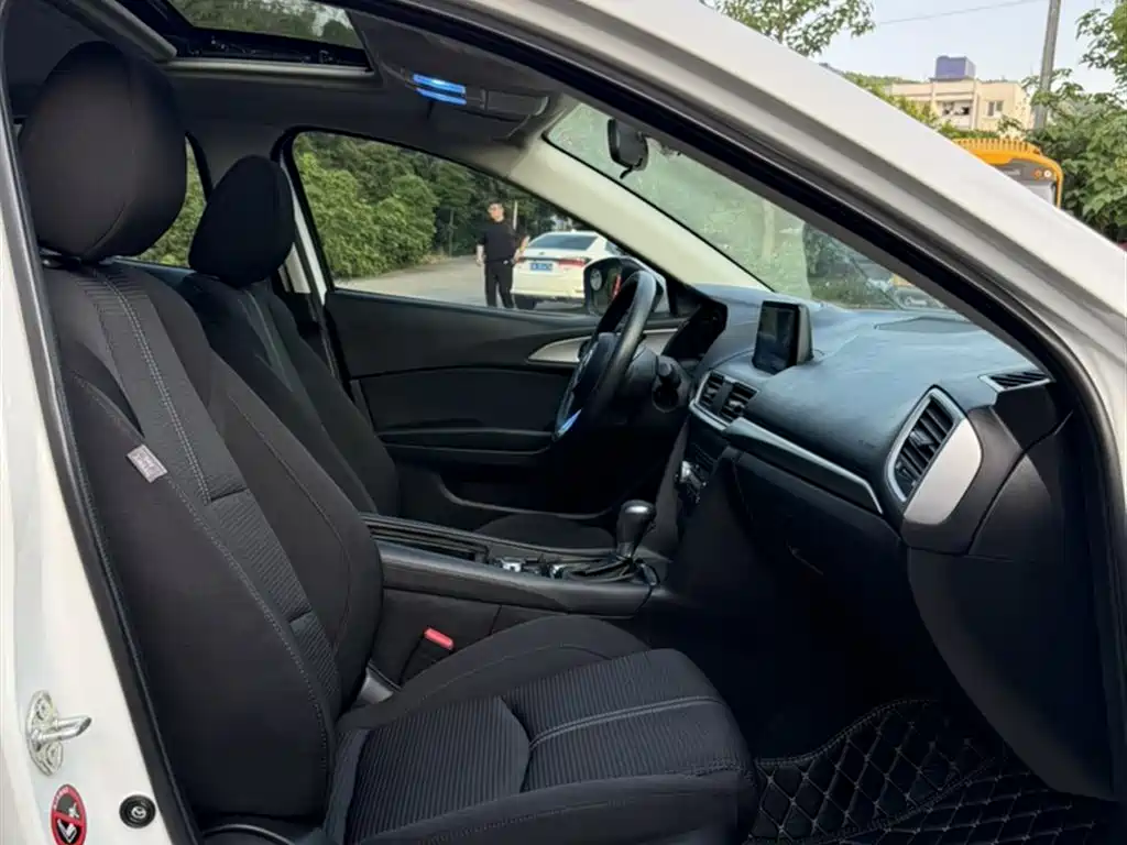 Mazda 3 Axela 2018 — фото 14