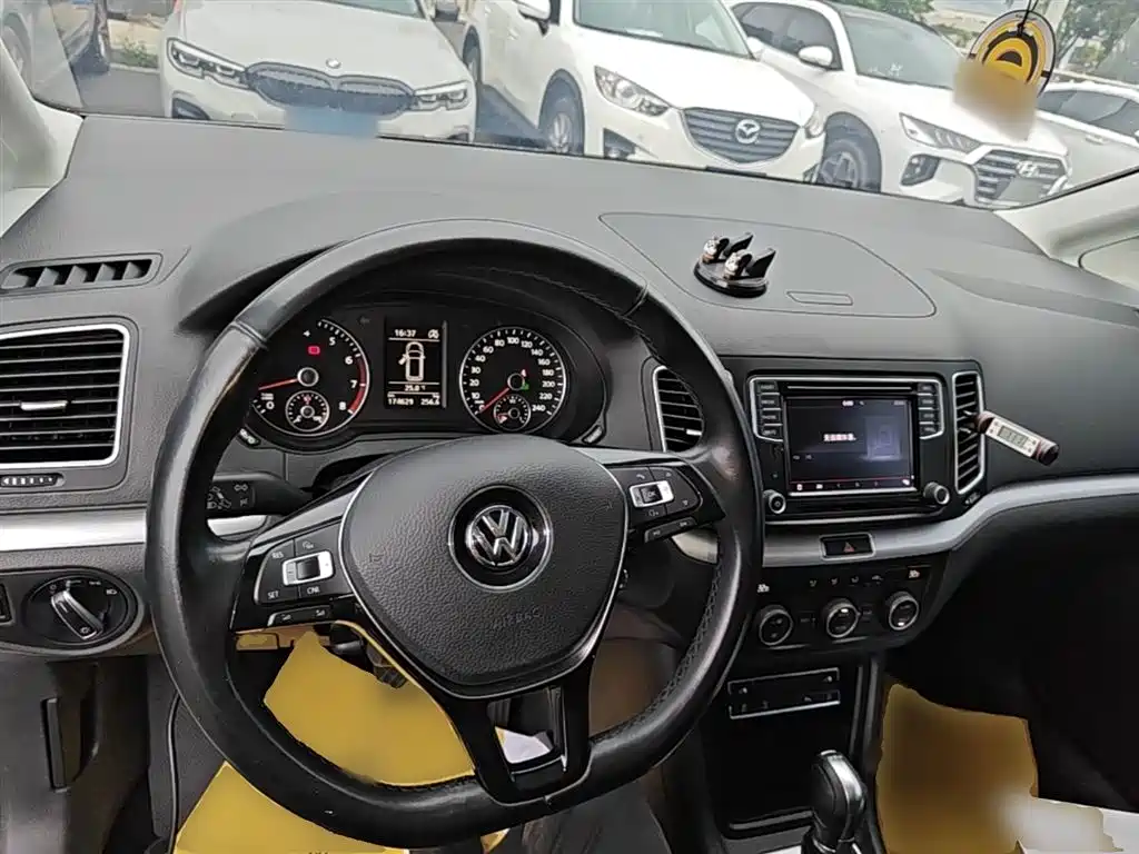 Volkswagen Sharan 2017 — фото 10