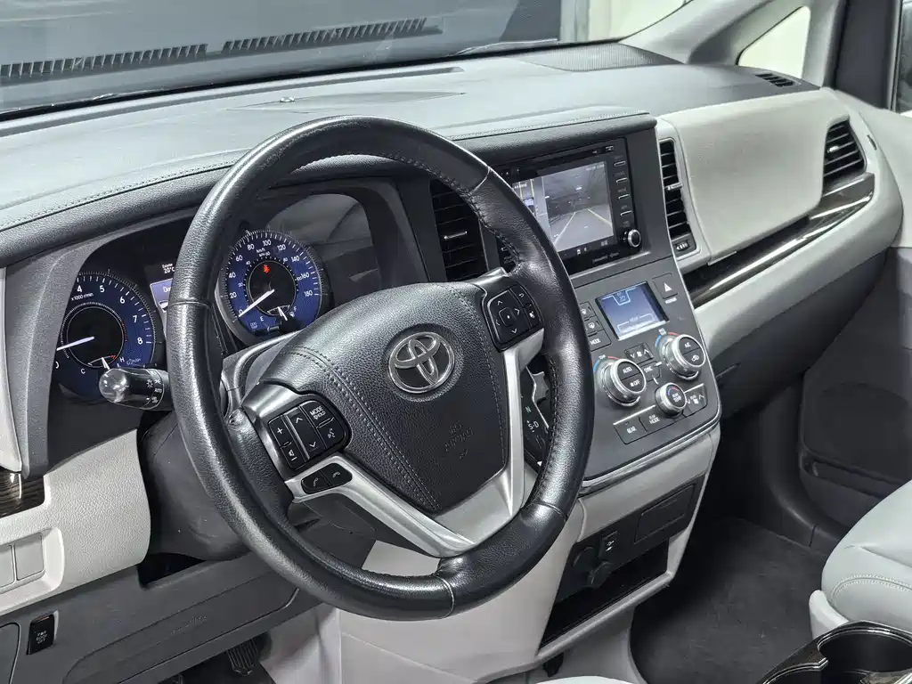 Toyota Sienna 2019 — фото 13
