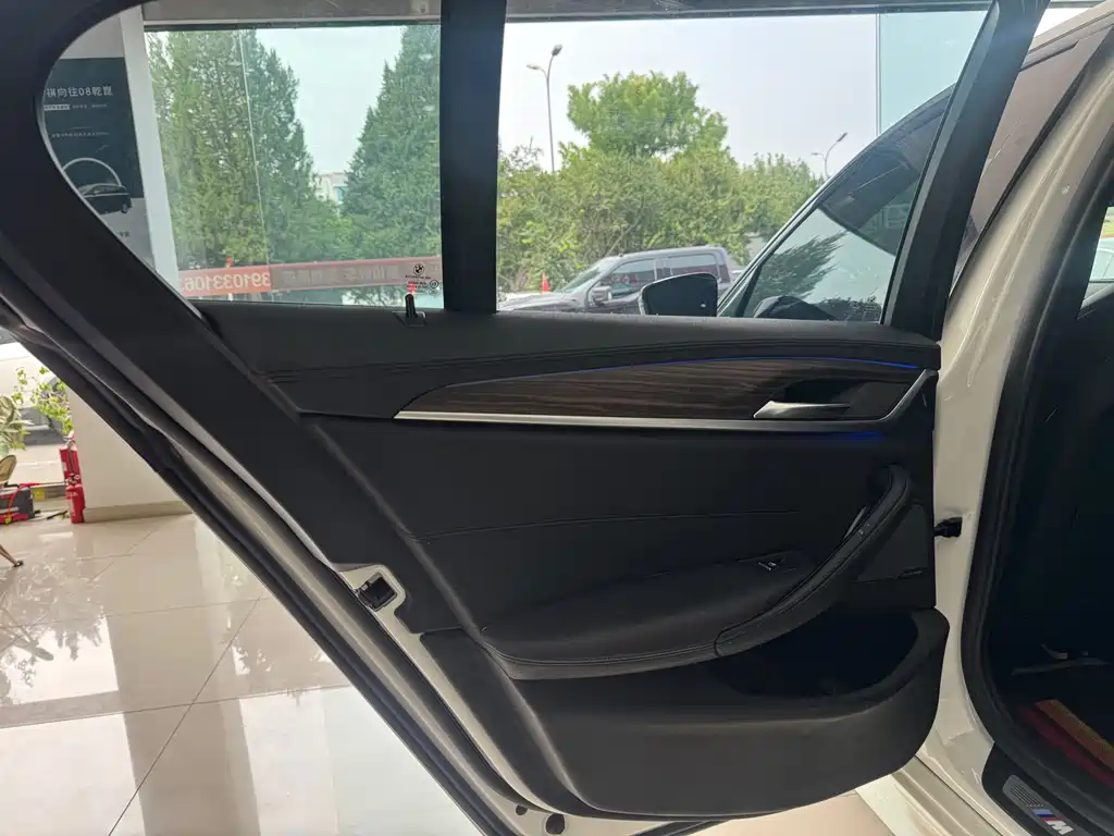 BMW 5 Series 2018 — фото 14