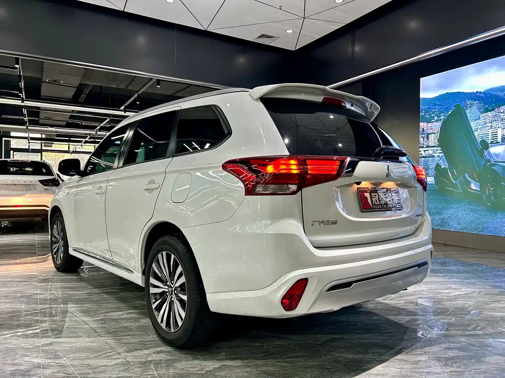 Mitsubishi Outlander 2022 — фото 7