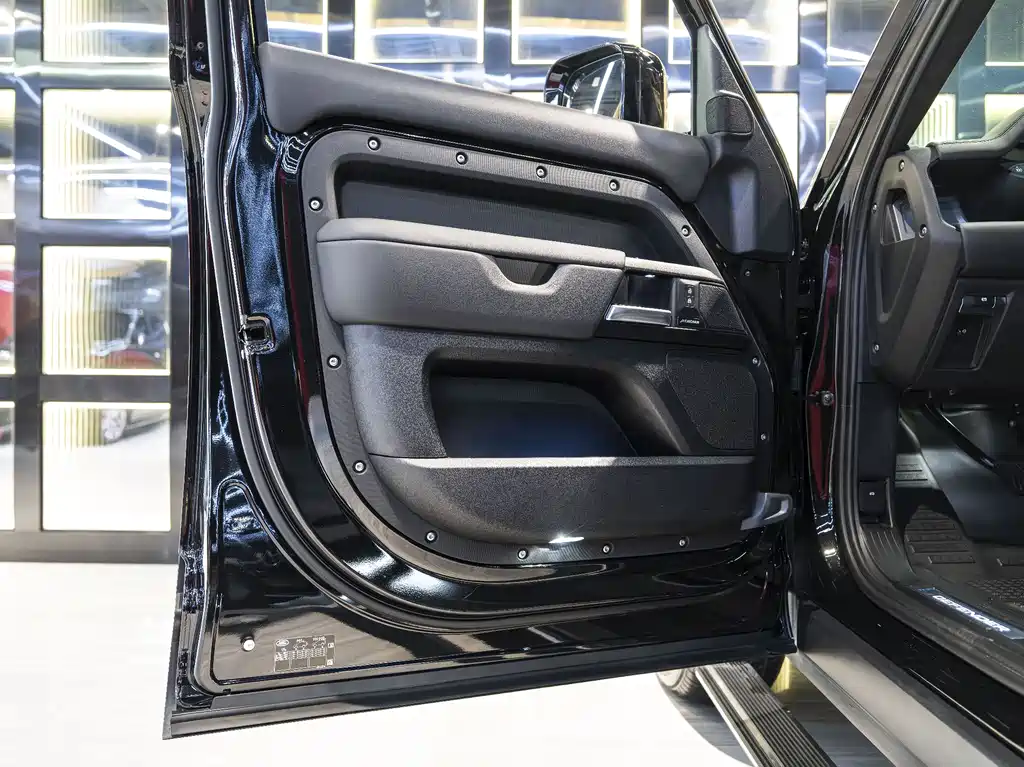 Land Rover Defender 2025 — фото 14