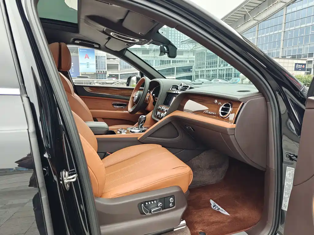 Bentley Bentayga 2023 — фото 19