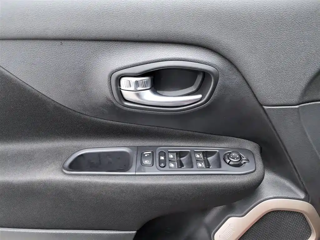 Jeep Renegade 2018 — фото 9
