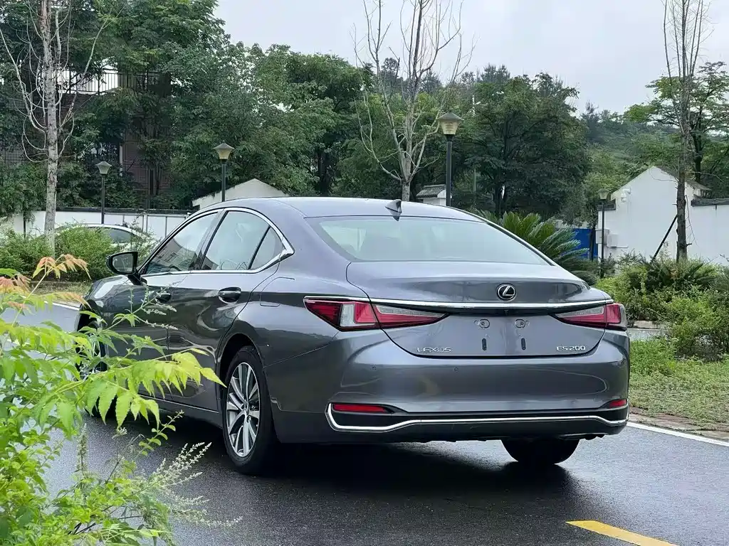 Lexus ES 2018 — фото 9