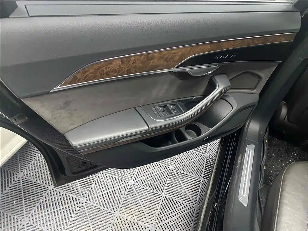 Audi A8 2020 — фото 8