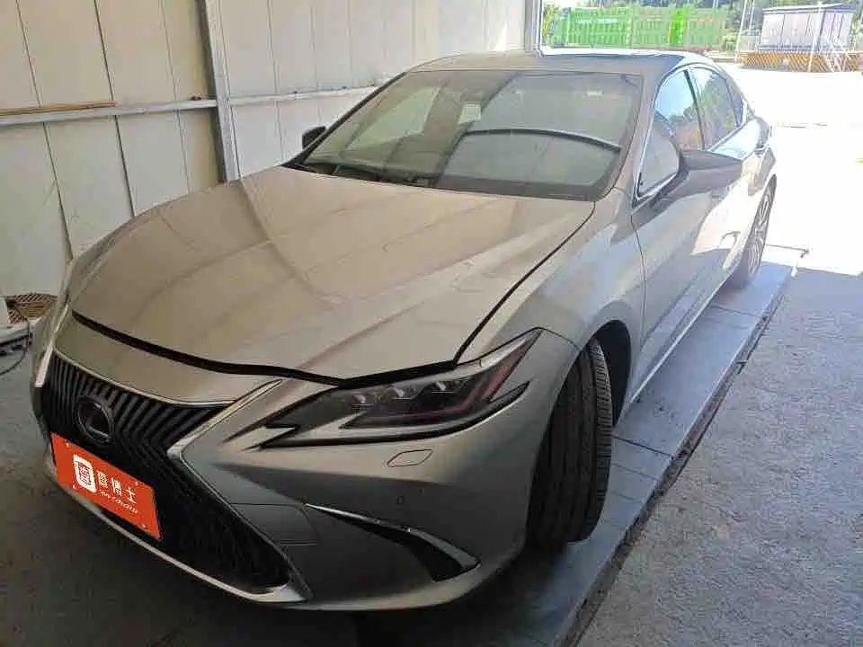 Lexus ES 2021 — фото 1
