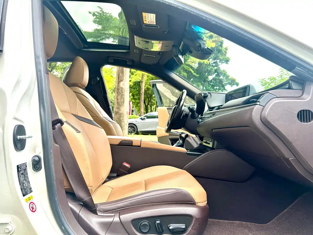 Lexus ES 2019 — фото 15