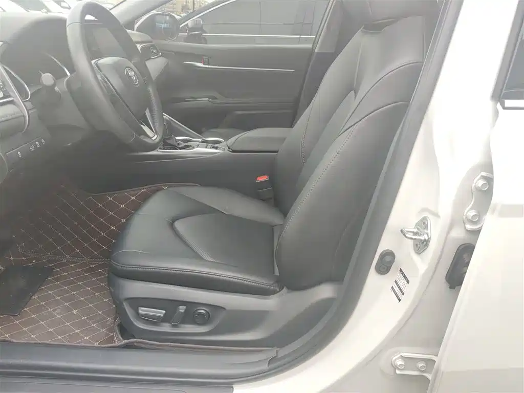 Toyota Camry 2023 — фото 11