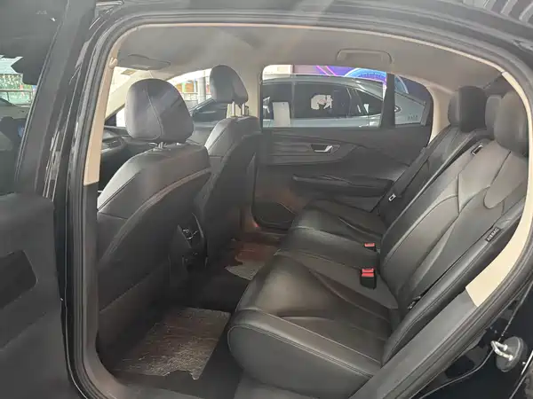 Hongqi E-QM5 2024