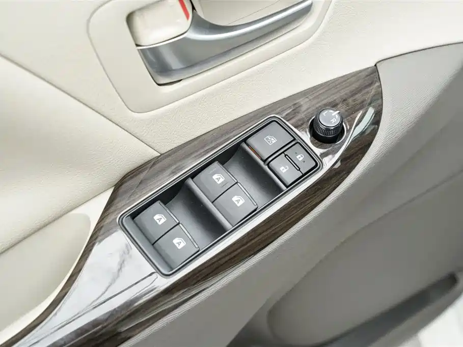 Toyota Sienna 2016 — фото 9