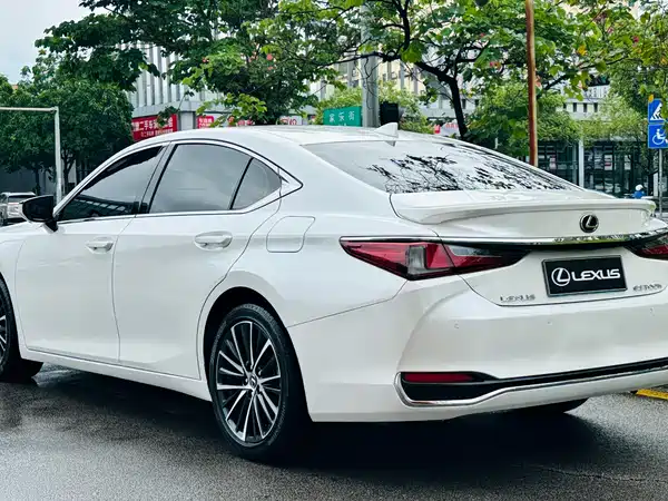 Lexus ES 2022