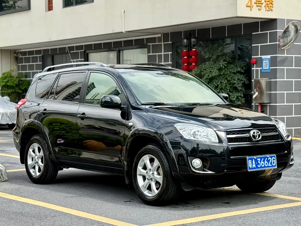 Toyota RAV4 2010 — фото 3
