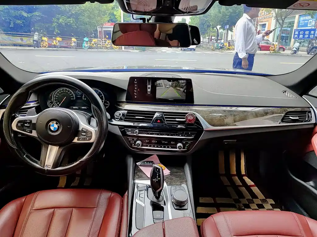 BMW 5 Series 2018 — фото 10