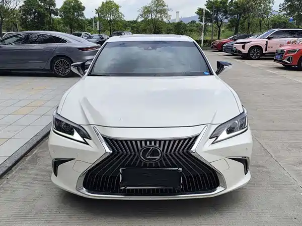 Lexus ES 2020