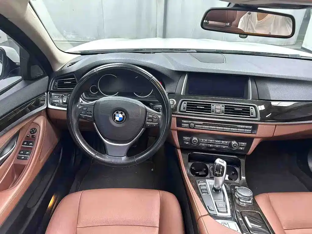 BMW 5 Series 2017 — фото 8
