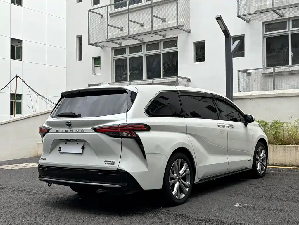 Toyota Sienna 2023 — фото 9
