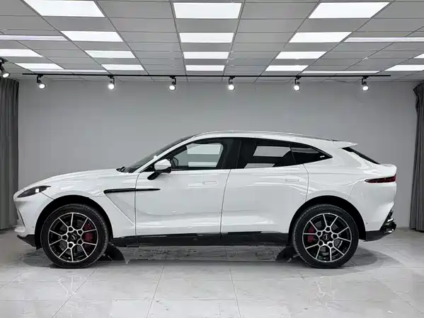 Aston Martin DBX 2022