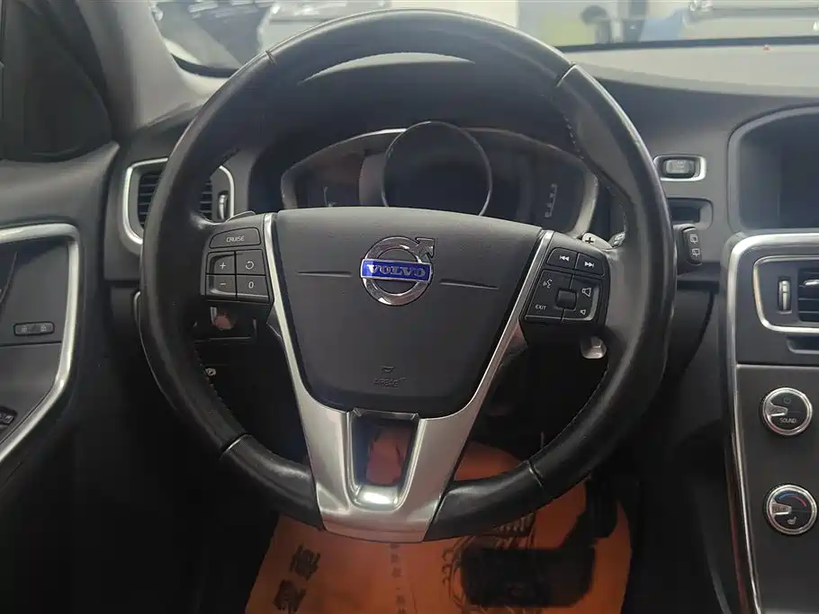 Volvo V60 2015 — фото 15