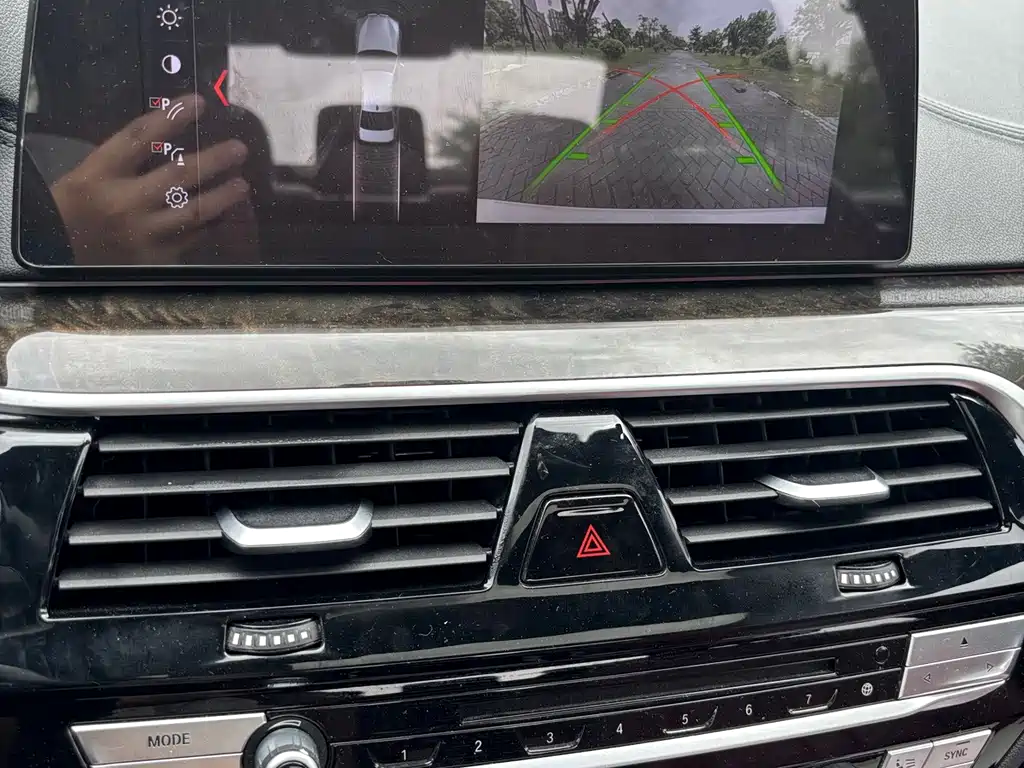 BMW 5 Series 2018 — фото 15
