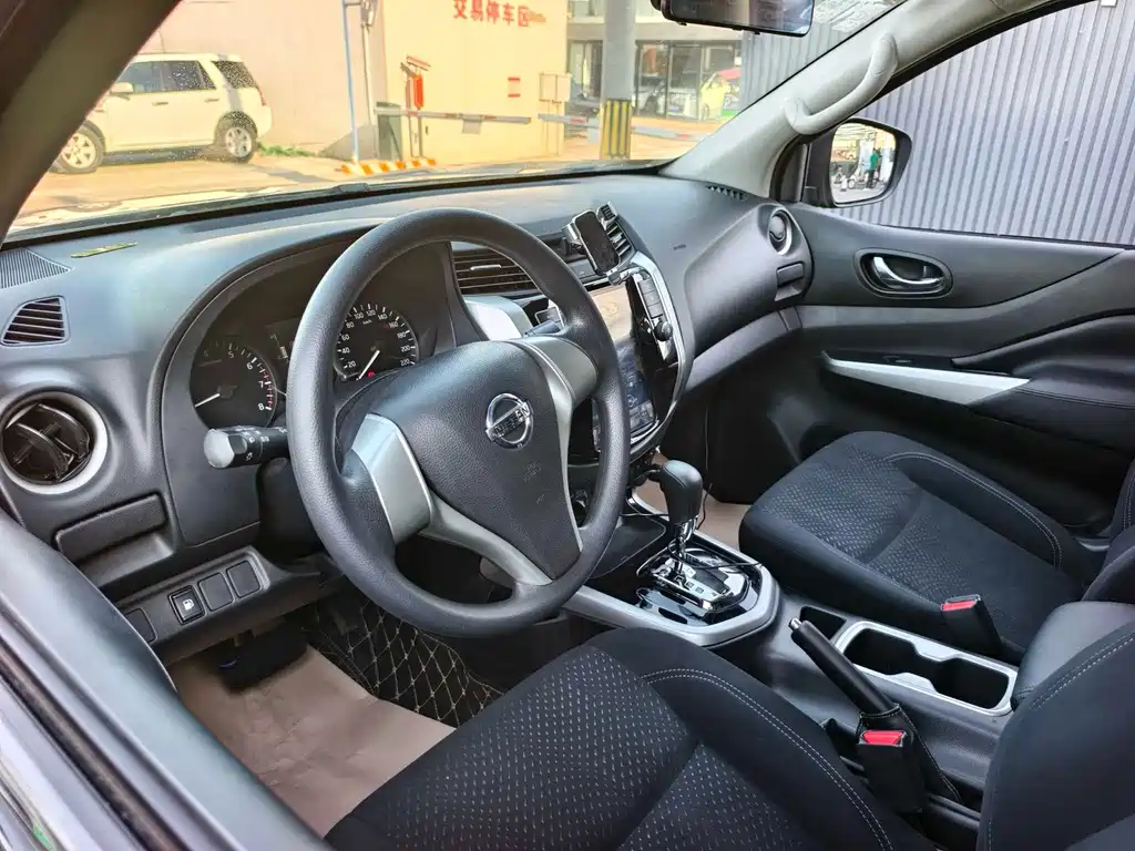 Nissan Navara 2019 — фото 10