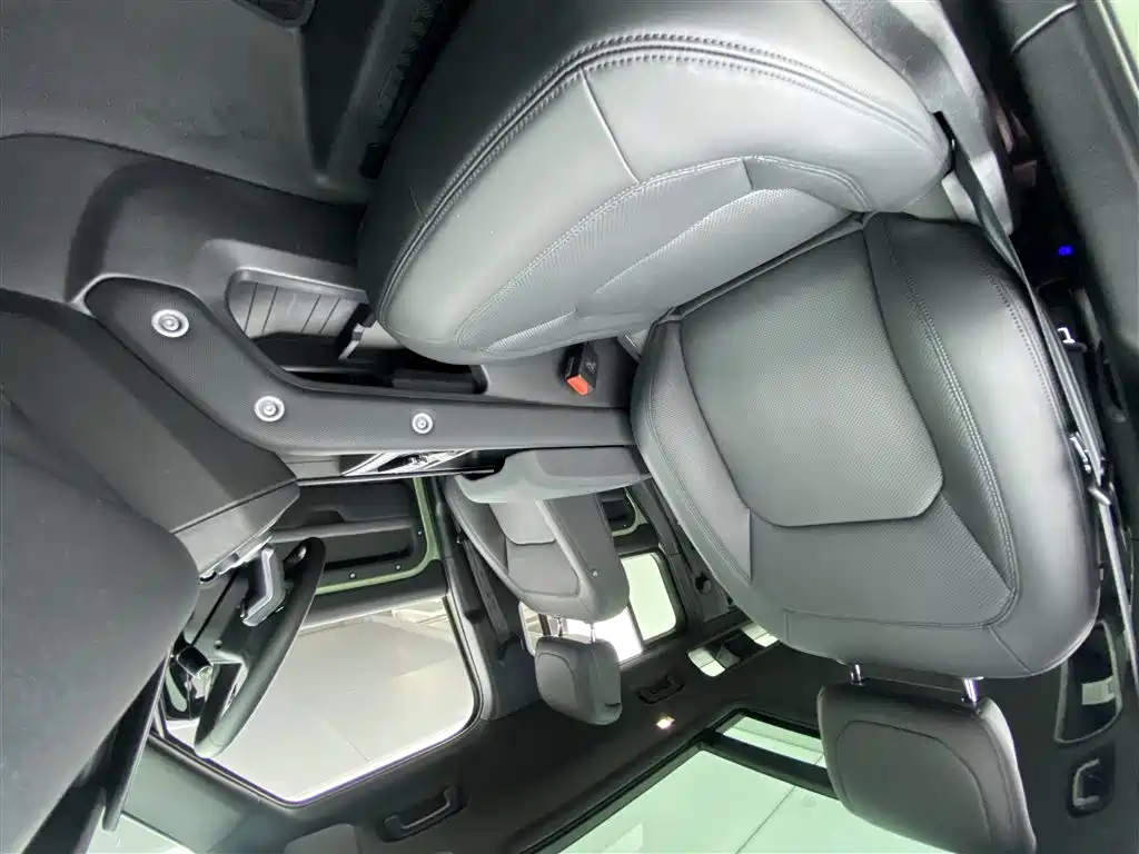 Land Rover Defender 2023 — фото 10