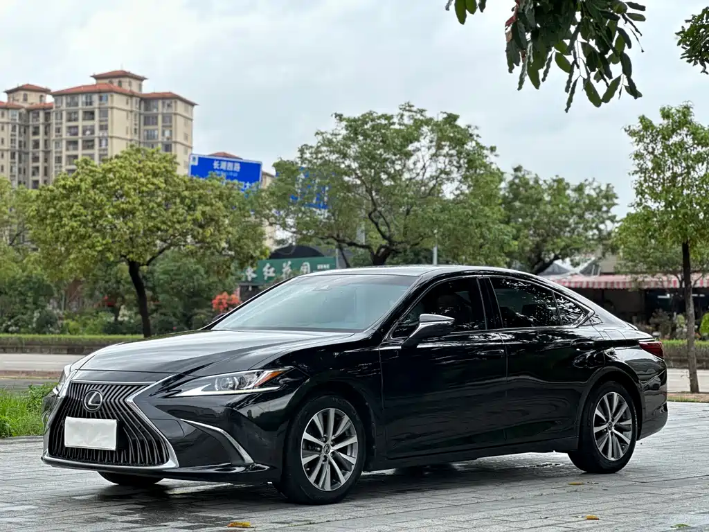 Lexus ES 2019 — фото 1