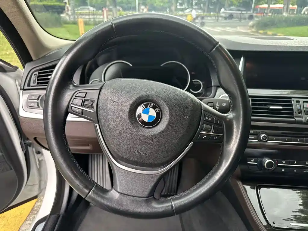 BMW 5 Series 2015 — фото 17