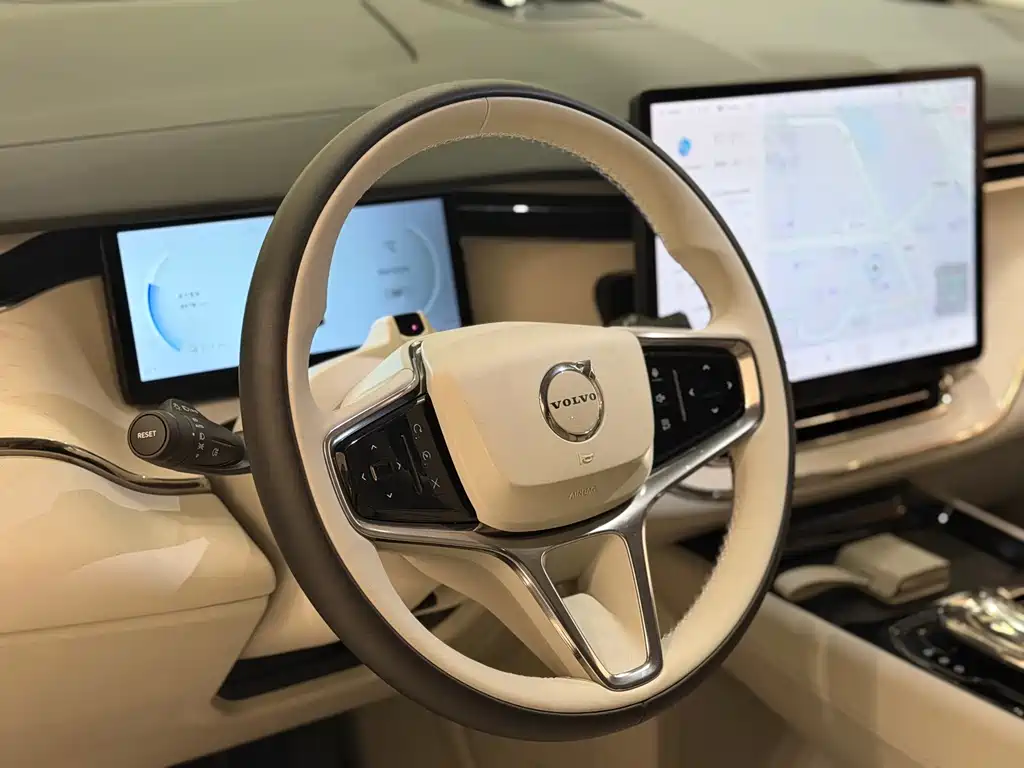 Volvo EM90 2026
