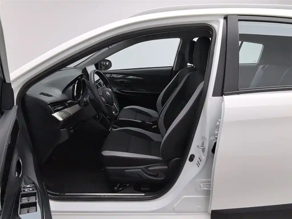 Toyota Yaris L 2023 — фото 10