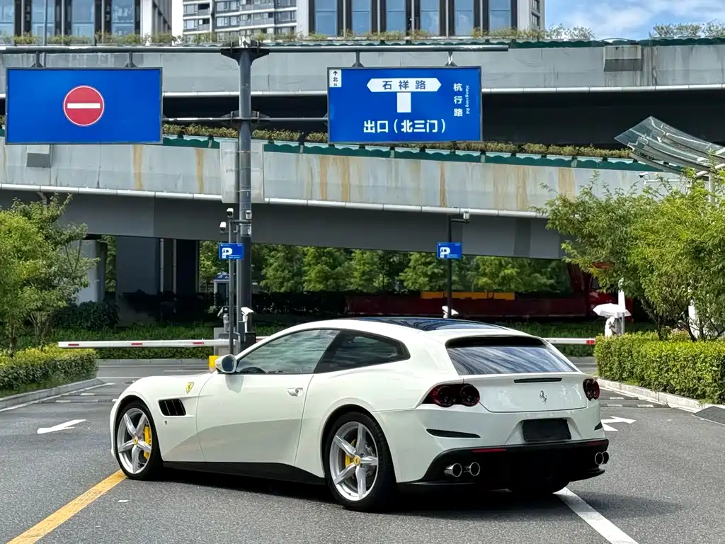 Ferrari GTC4Lusso 2019 — фото 9