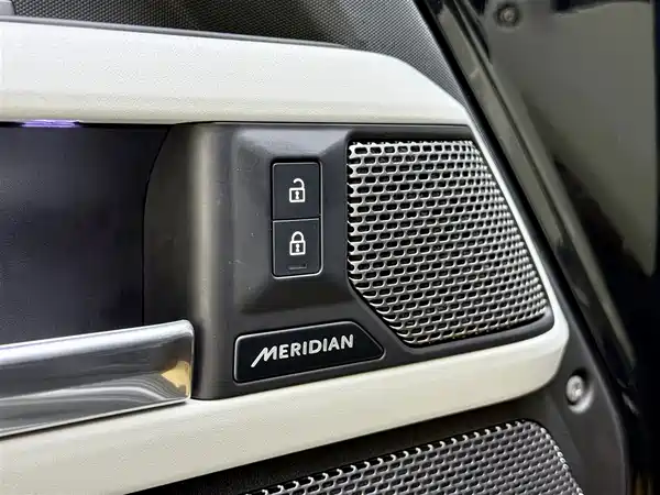 Land Rover Defender 2023