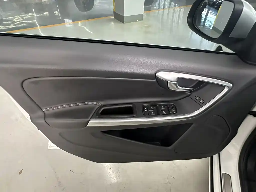 Volvo V60 2015 — фото 11