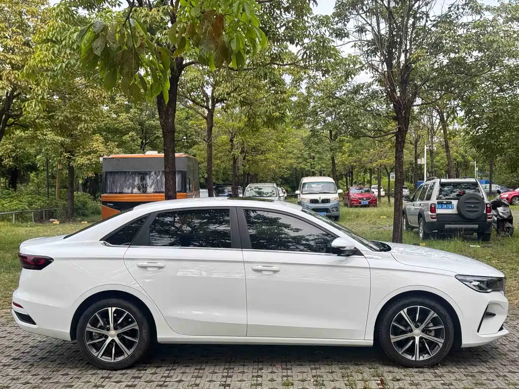Geely Emgrand 2022